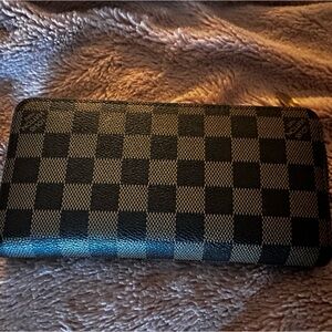 Louis Vuitton Damier Ebene Pattern zippy Wallet
